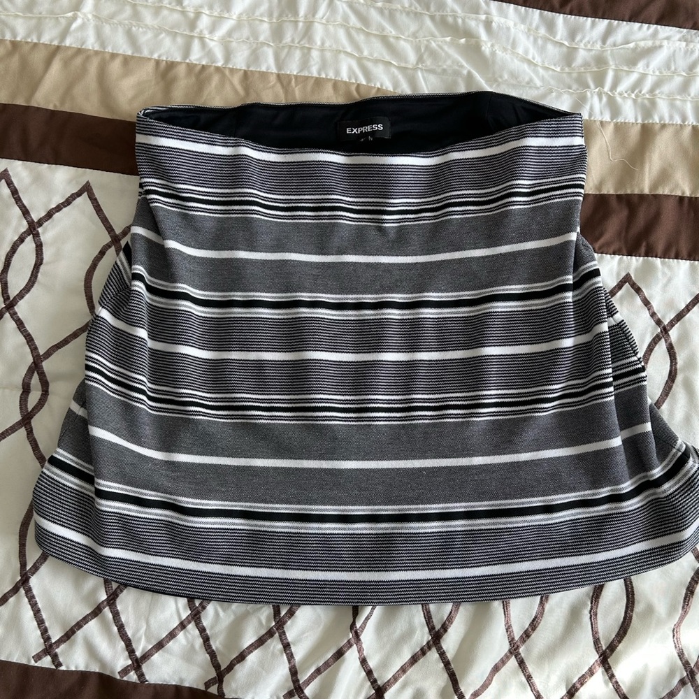 Express, L, pull on skirt. White grey and black.